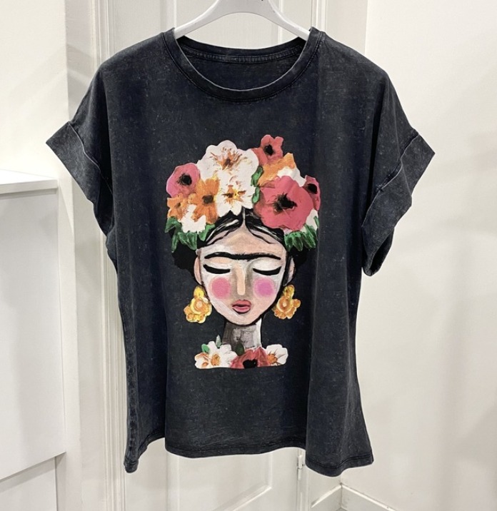 T-shirt preta com estampa colorida de mulher com flores na cabeça
