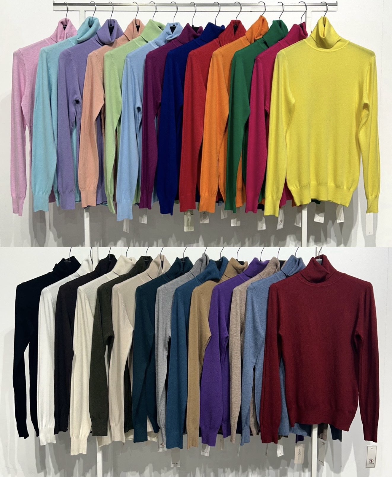 Camisolas de gola alta em várias cores penduradas em varões