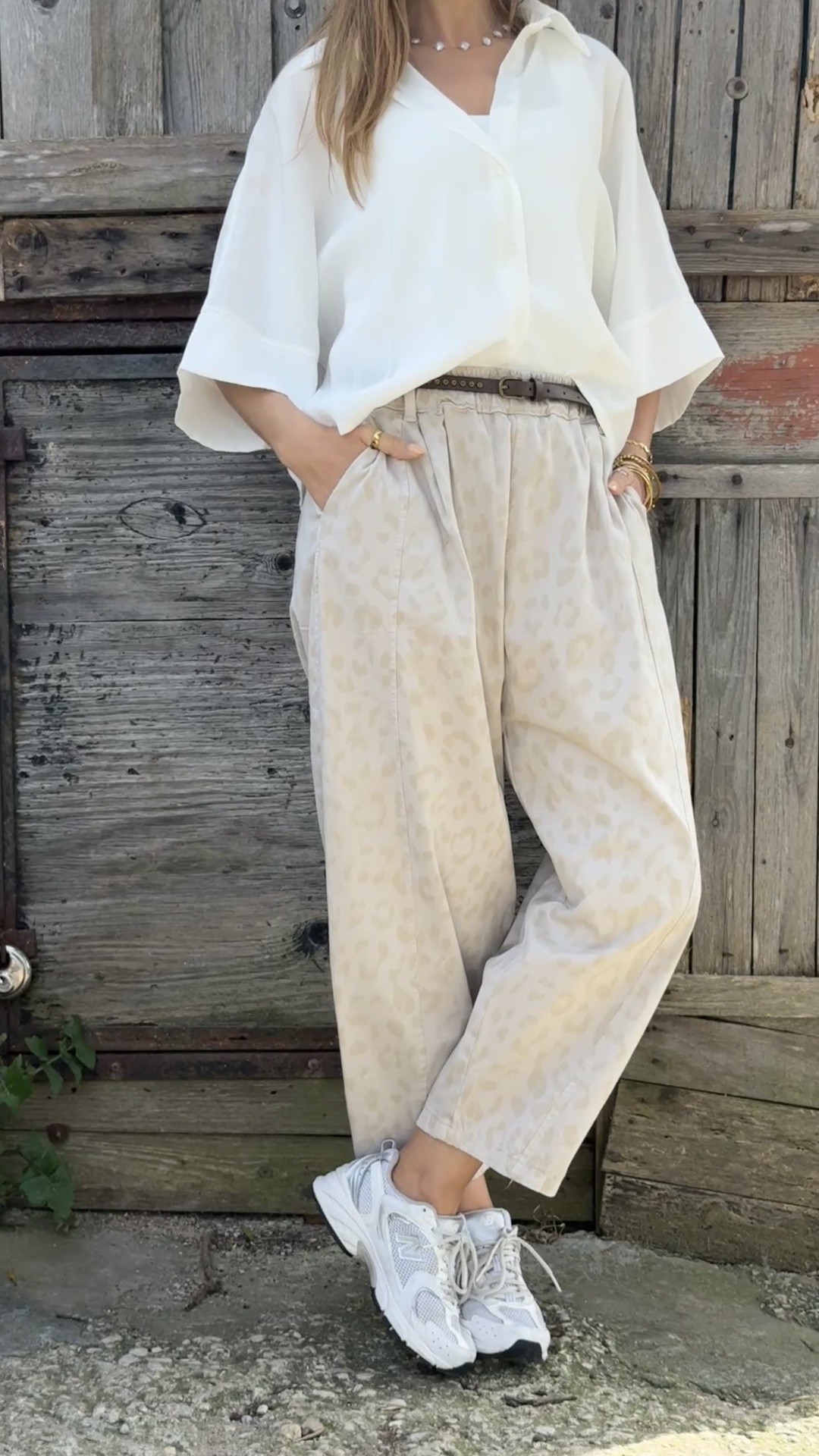 Pantalonas bege com padrão animal print e camisa branca