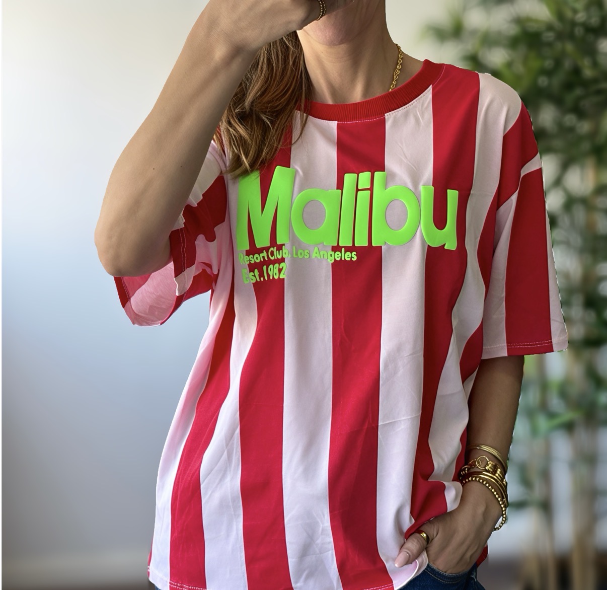 Camisola vermelha e branca com texto verde neón Malibu