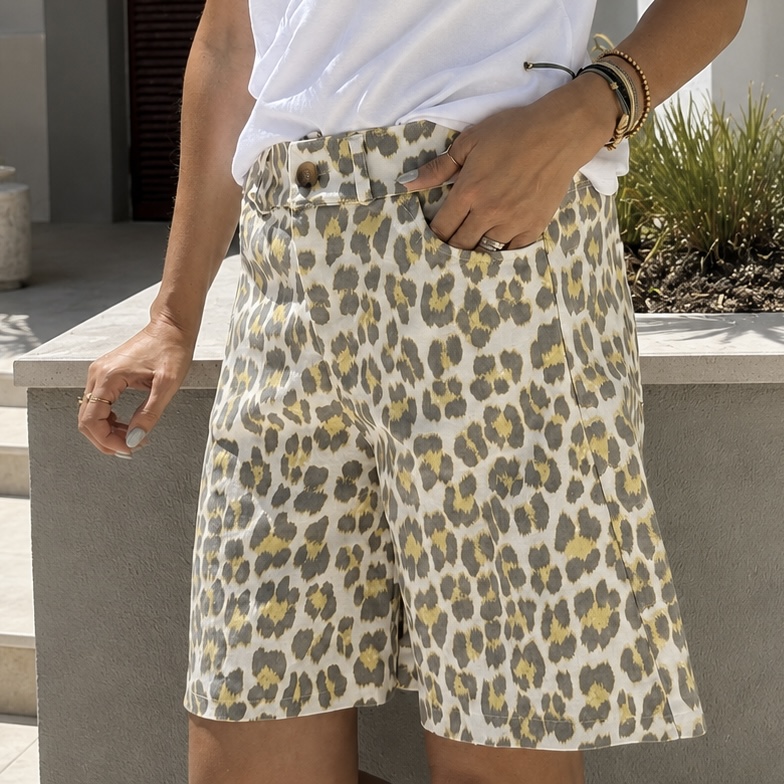 Calções femininos animal print com botão castanho e t-shirt branca