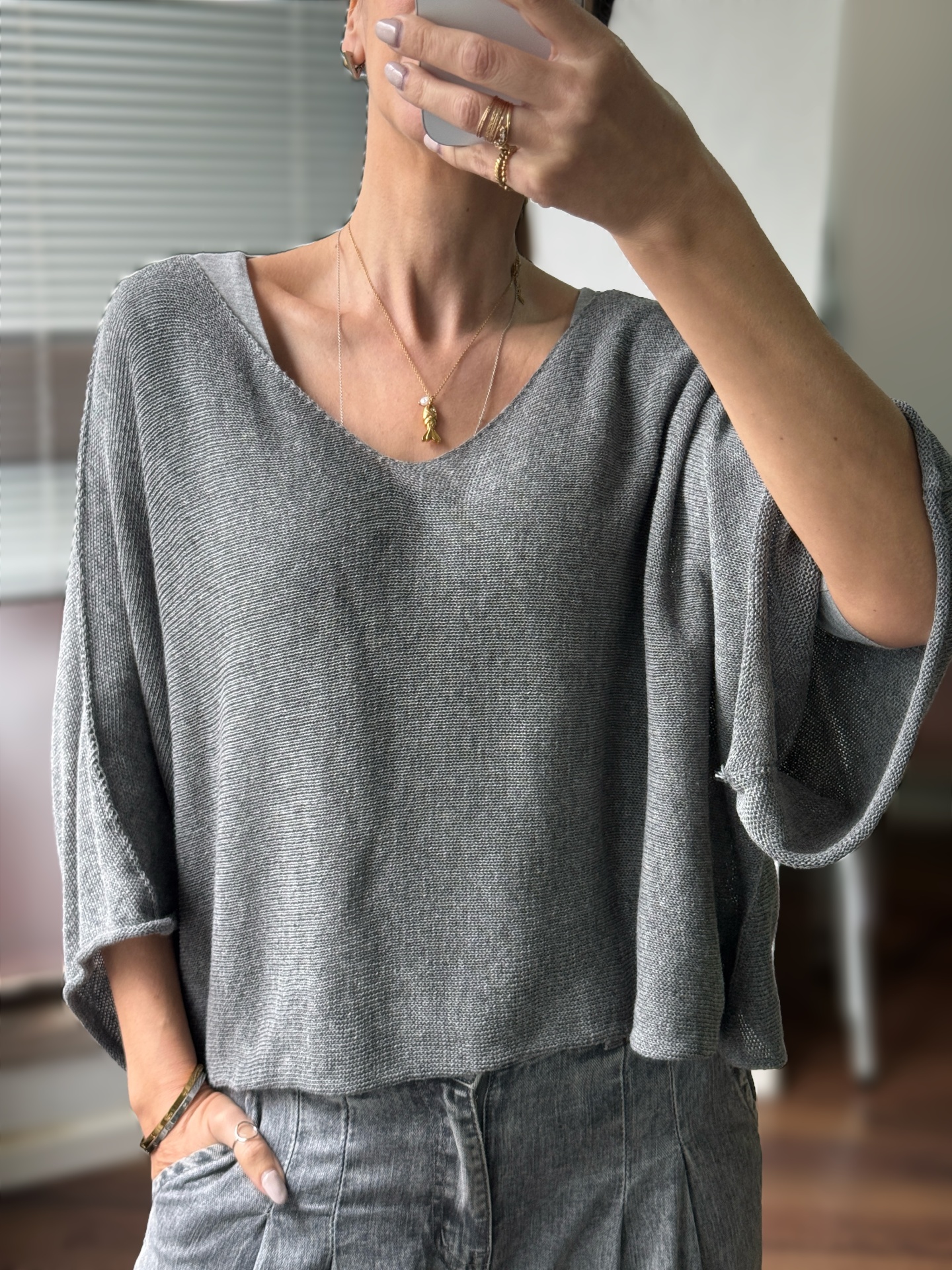 Sweat cinzento de malha com mangas largas e decote V