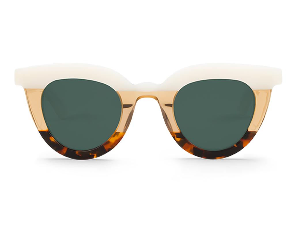 Óculos de sol com armação branca, bege e padrão tartaruga com lentes escuras verdes