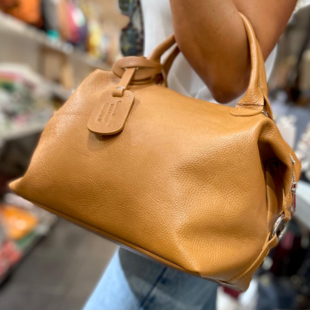 Mala de mão castanha em pele com duas pegas arredondadas