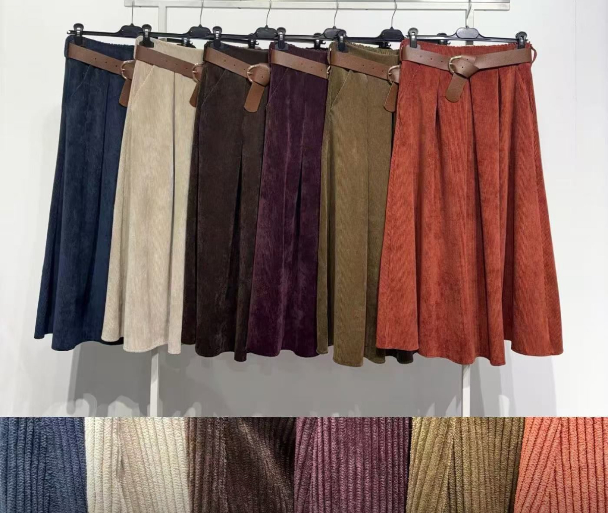 Sete saias de veludo cotelê com cintos castanhos penduradas