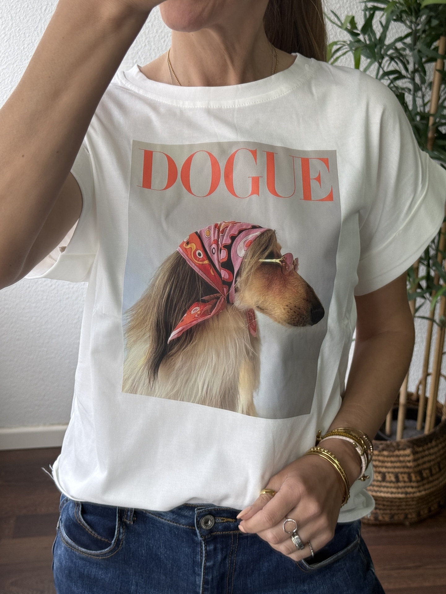 T-shirt branca com estampa de cão com lenço e óculos e texto DOGUE
