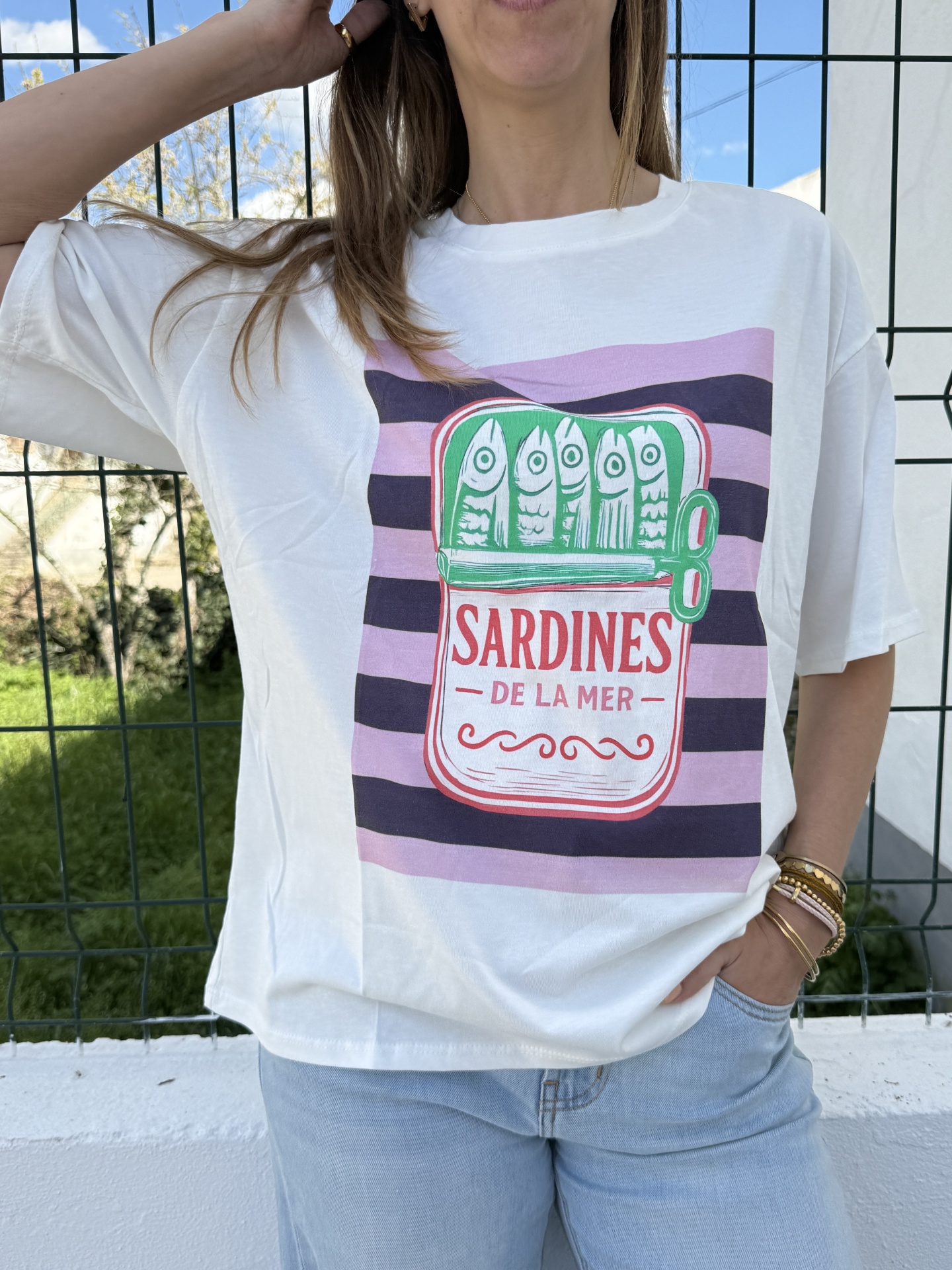 T-shirt branca com estampado de uma lata de sardinhas com texto SARDINES DE LA MER