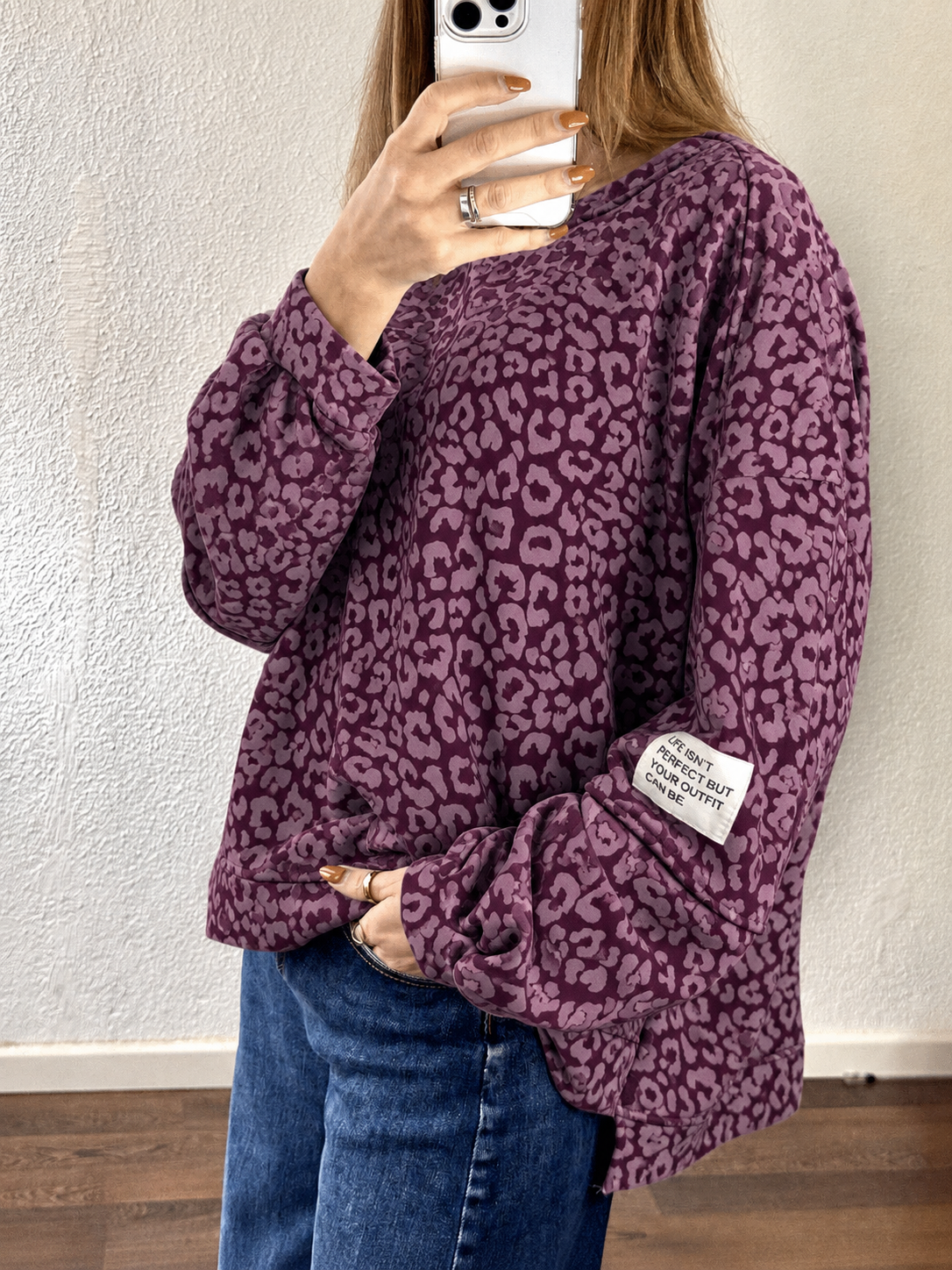 Camisola roxa com padrão animal print lilás e etiqueta na manga