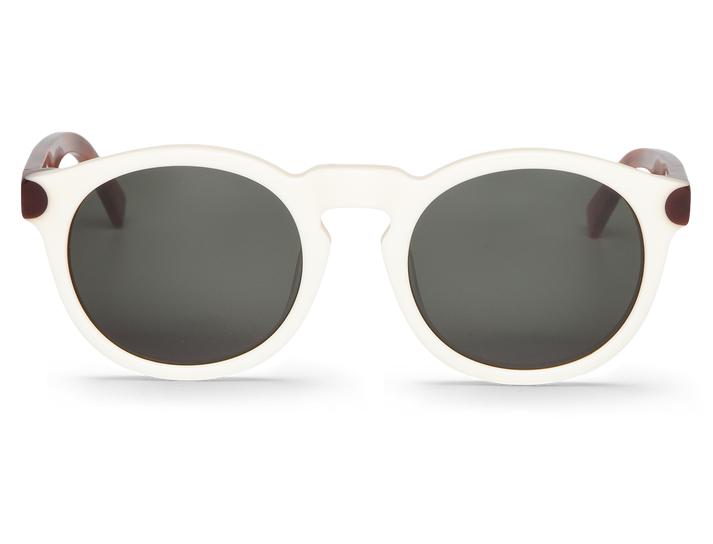 Óculos de sol com armação branca e lentes escuras