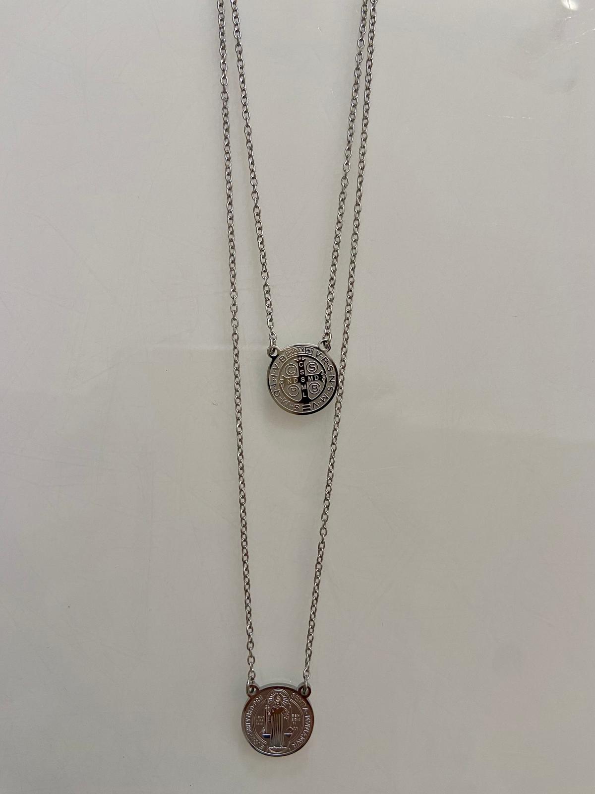 Colar duplo com dois pendentes redondos prateados com gravações pretas