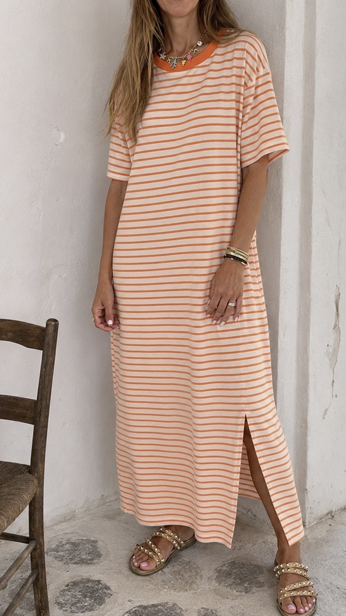 Vestido comprido às riscas laranja e branco com sandálias castanhas e tachas