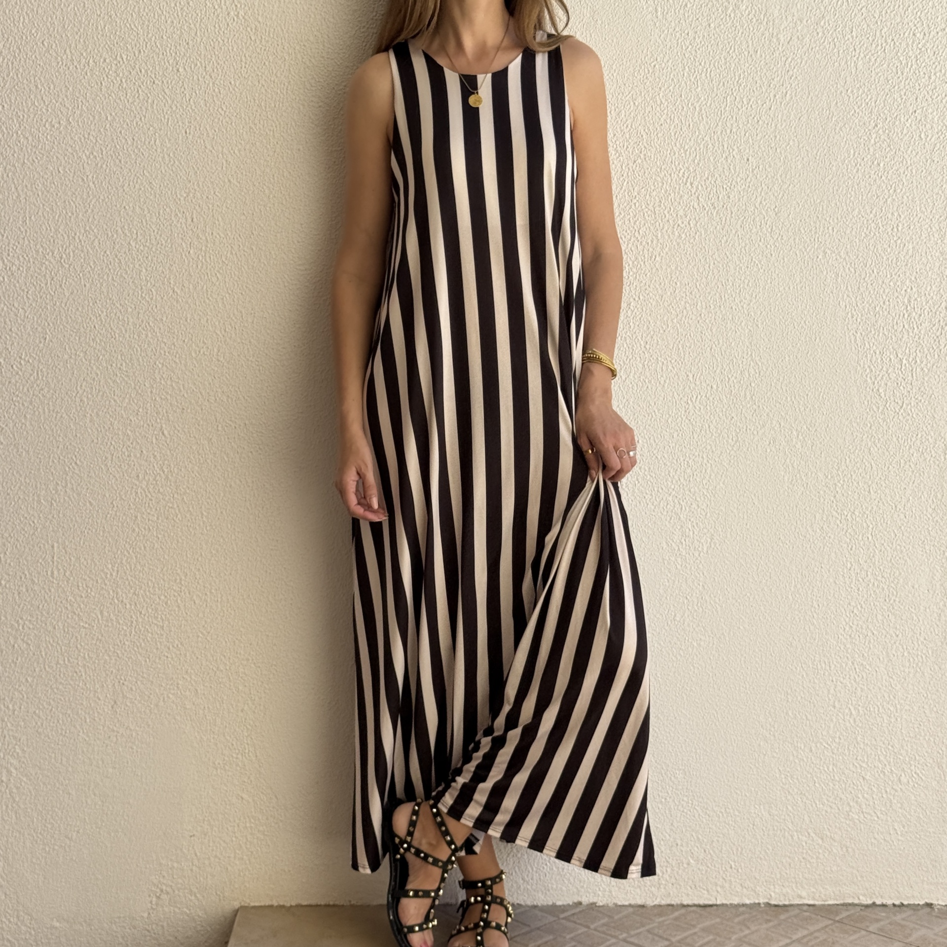 Vestido listrado preto e branco num fundo claro