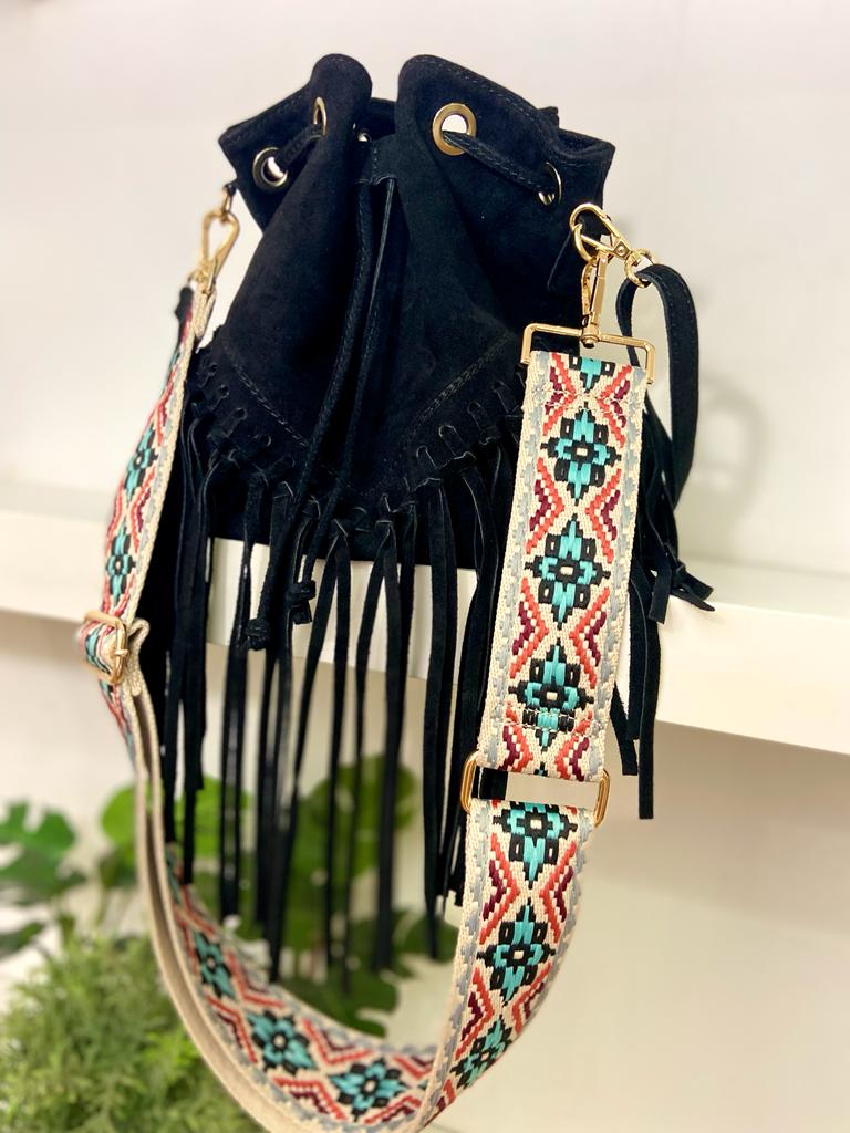 Mala preta de camurça com franjas e alça larga colorida
