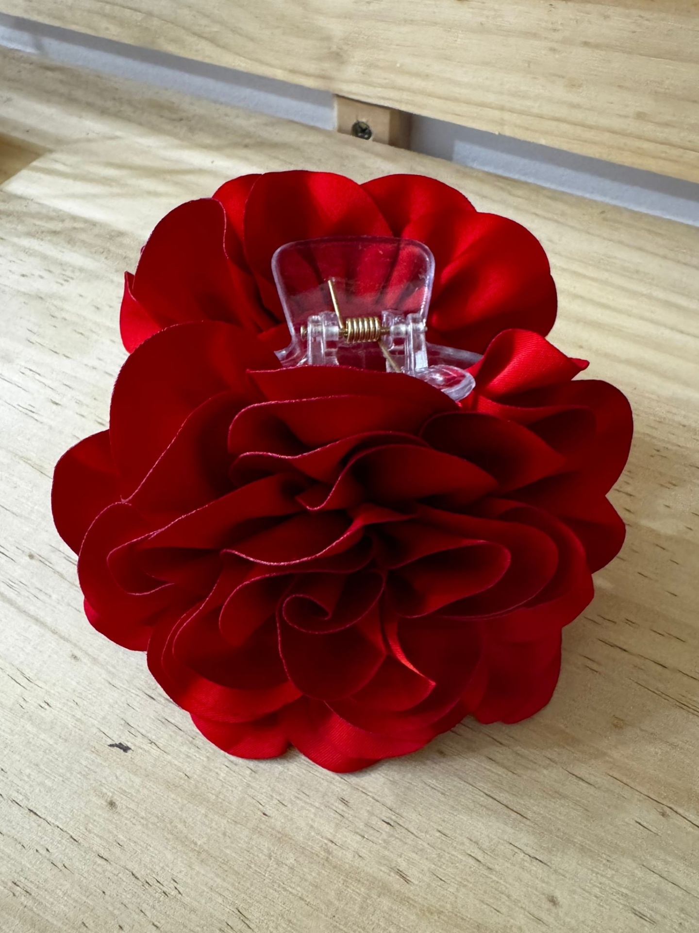 Prendedor de cabelo com flor vermelha em tecido e clip plástico