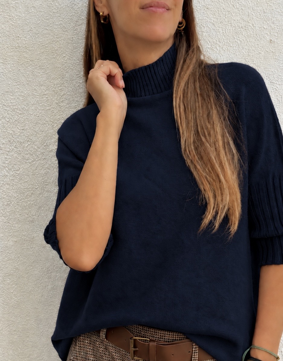 Camisola azul escura com gola alta e mangas curtas