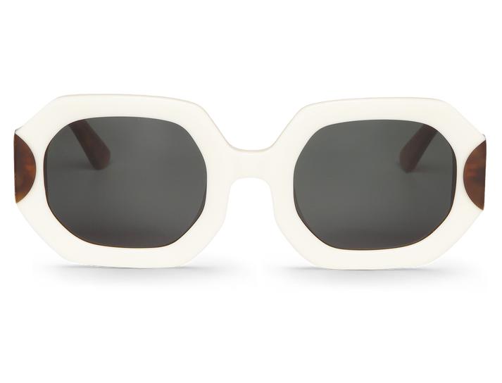 Óculos de sol com armação branca e lentes escuras