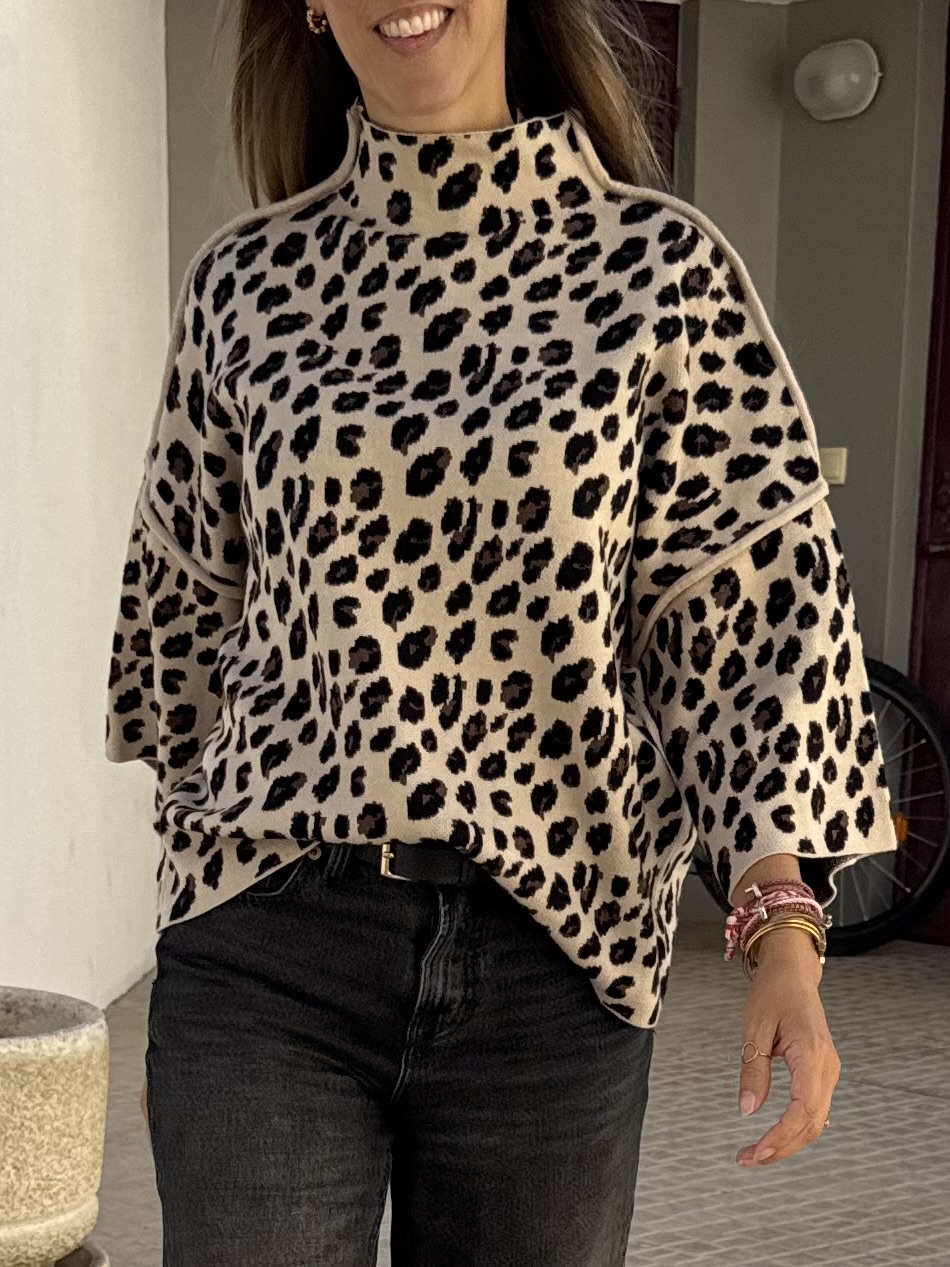 Camisola gola alta animal print bege e preto