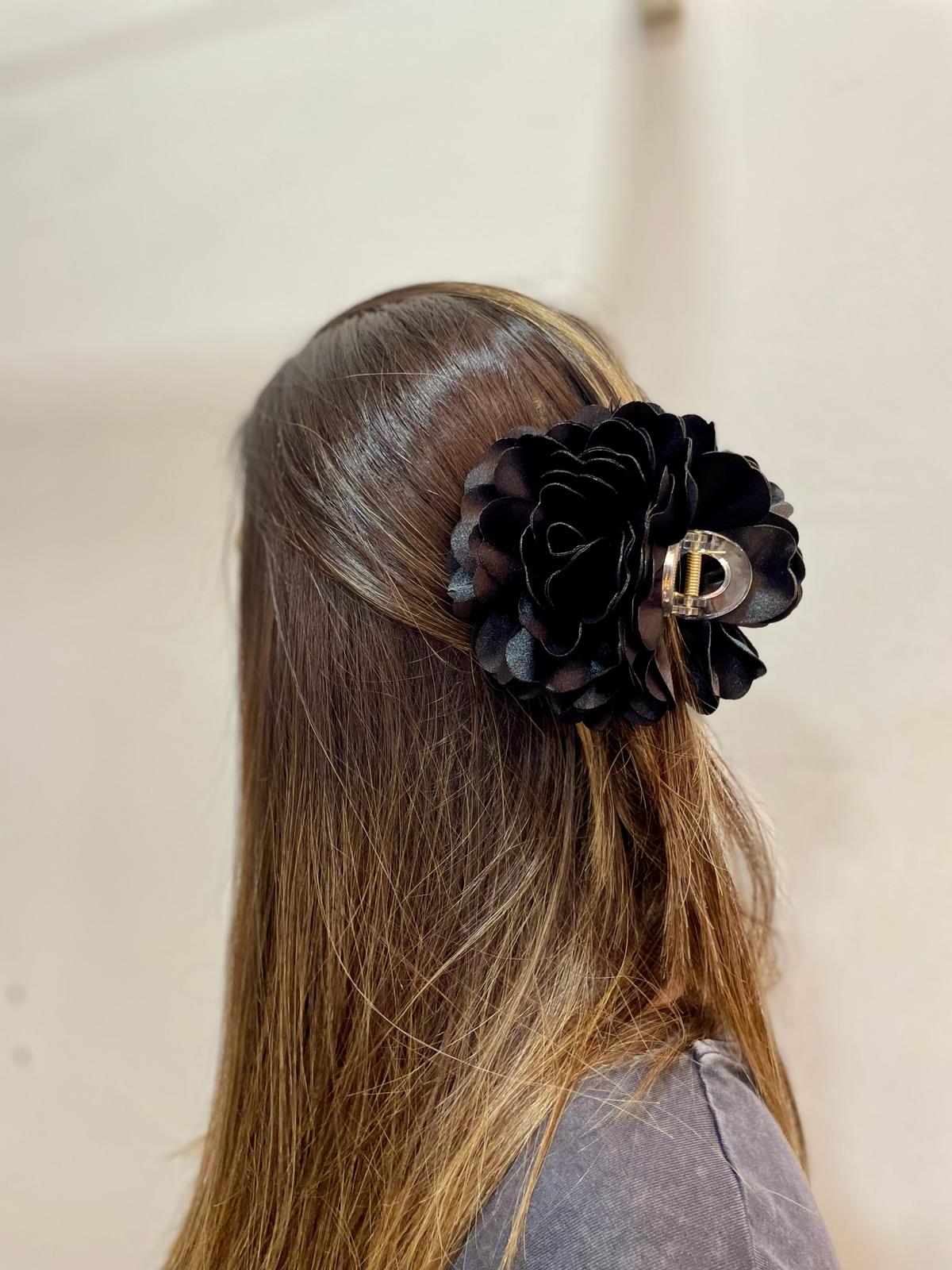 Prendedor de cabelo com flor preta em tecido e fecho metálico