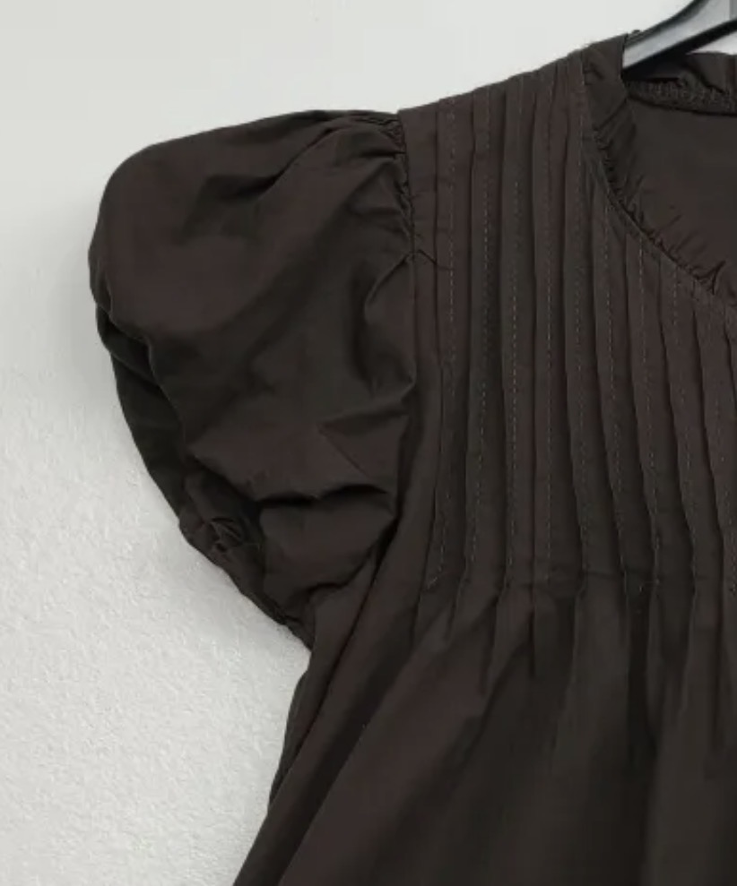 Blusa castanha escura com mangas bufantes e pregas no peito