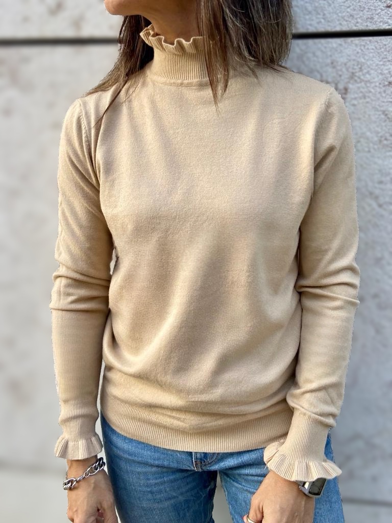 Camisola beige de malha com gola alta e detalhes franzidos nas mangas