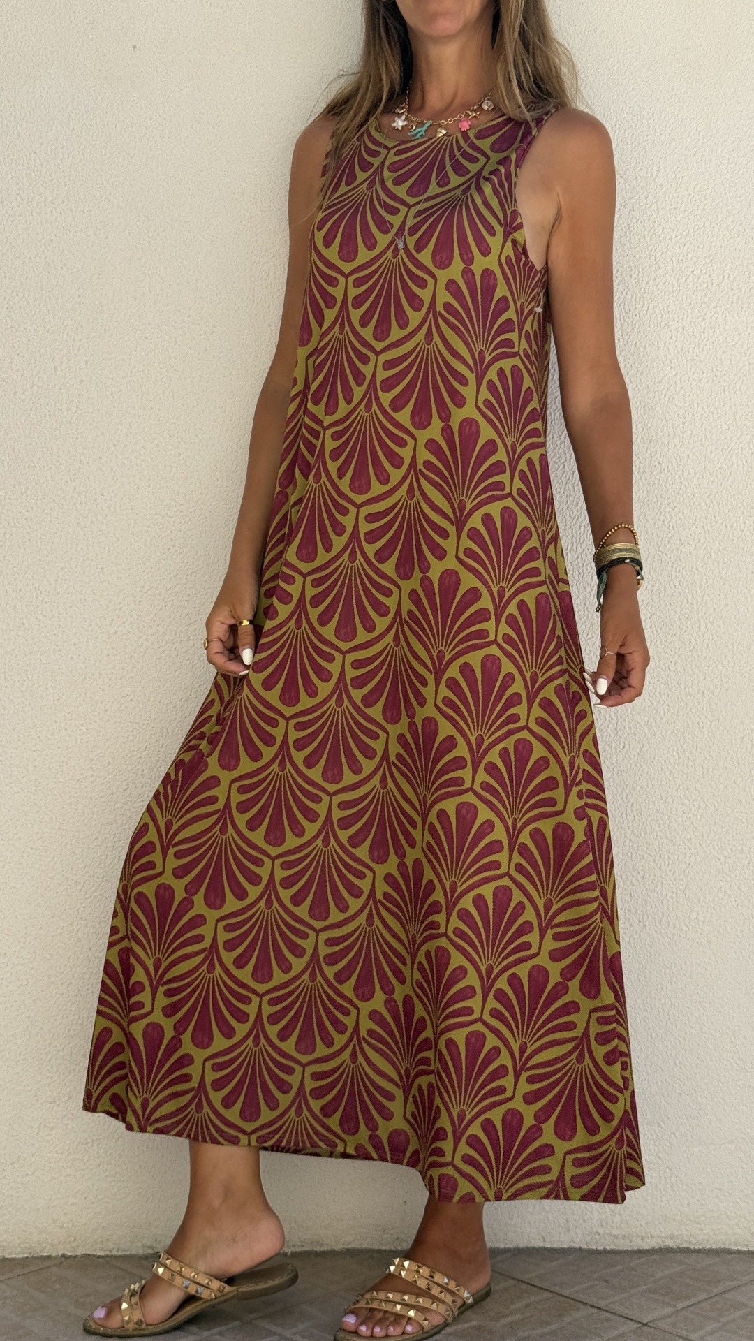 Vestido comprido verde oliva com padrão violeta e sandálias castanhas com tachas