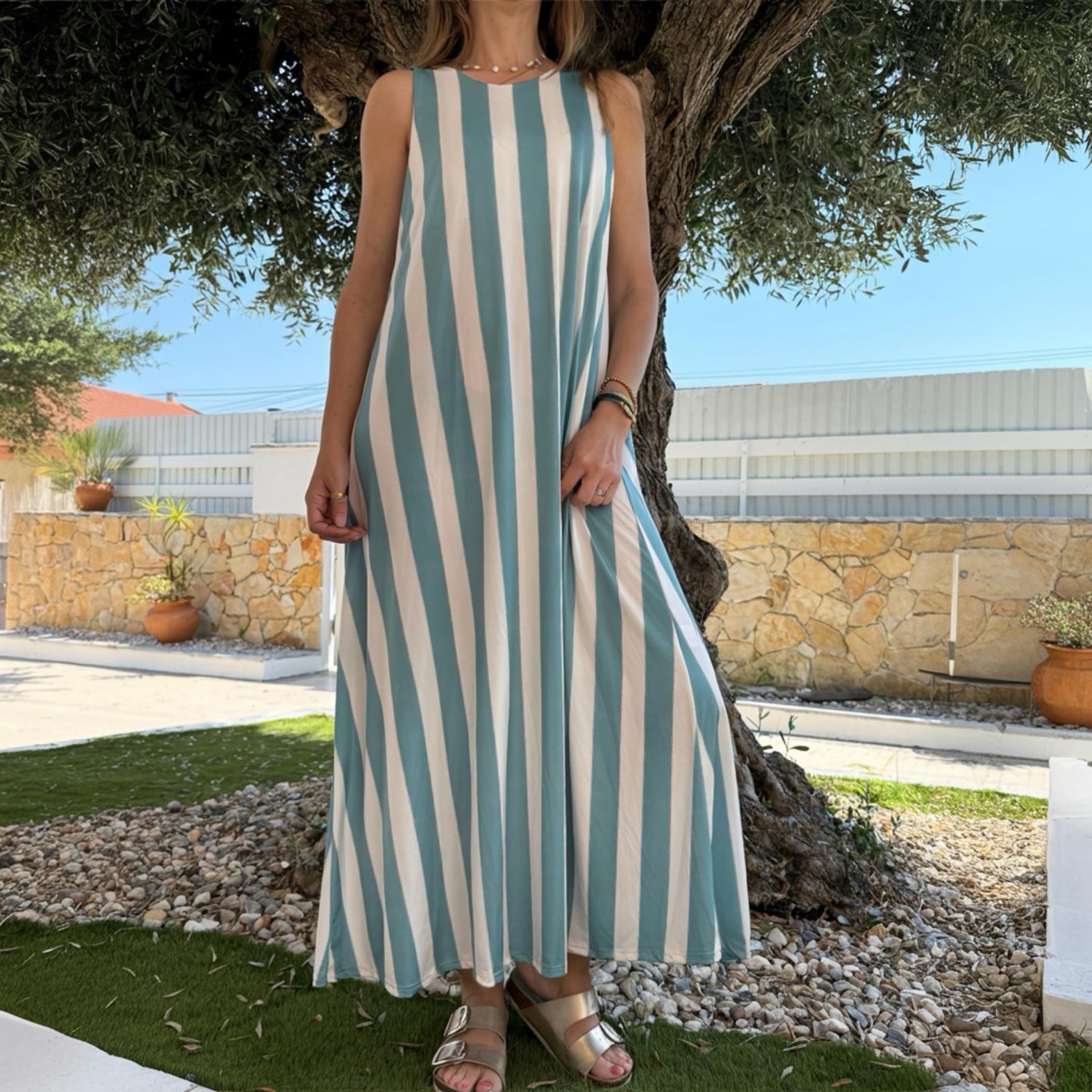 Vestido comprido às riscas azul e branco sem mangas