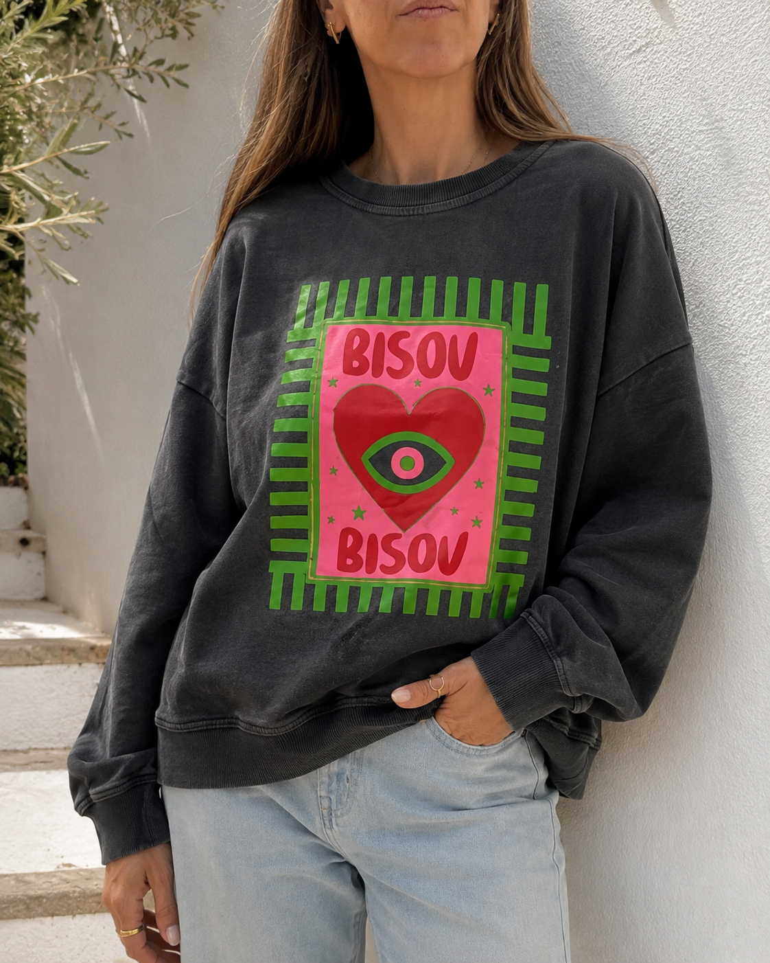 Sweatshirt preta com estampado colorido e texto BISOU BISOU
