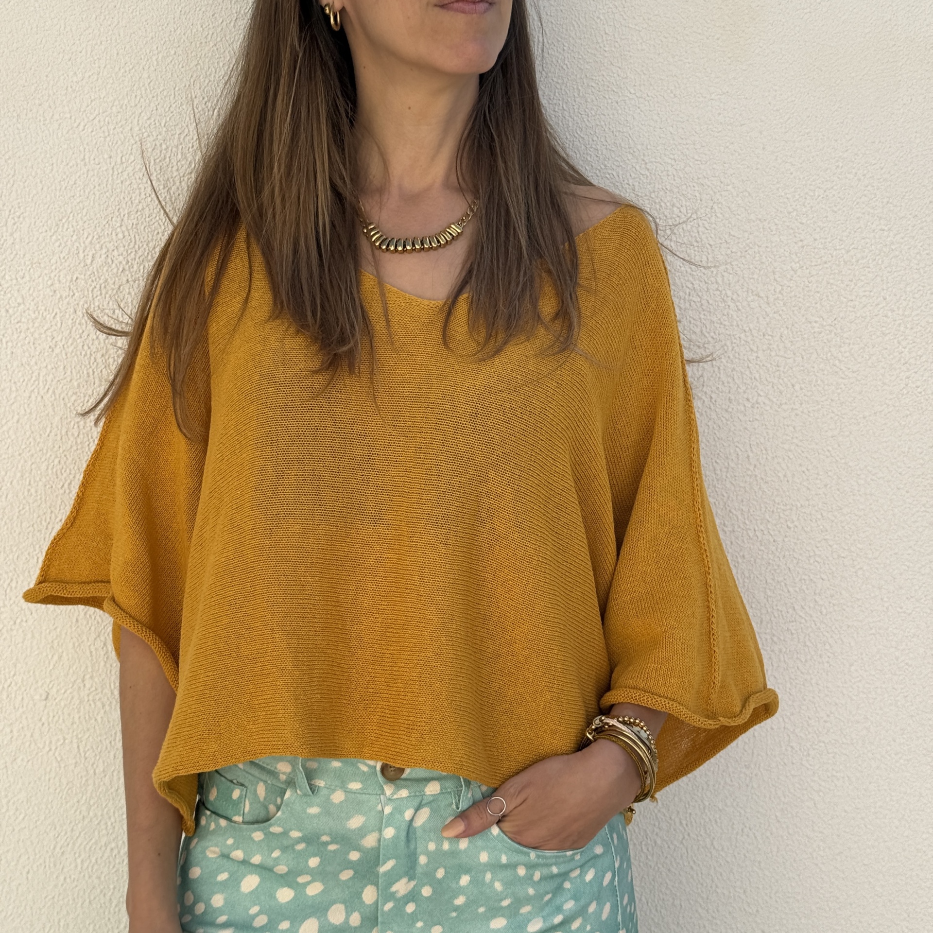 Camisola amarela mostarda de malha fina com decote e calças azul claro manchadas