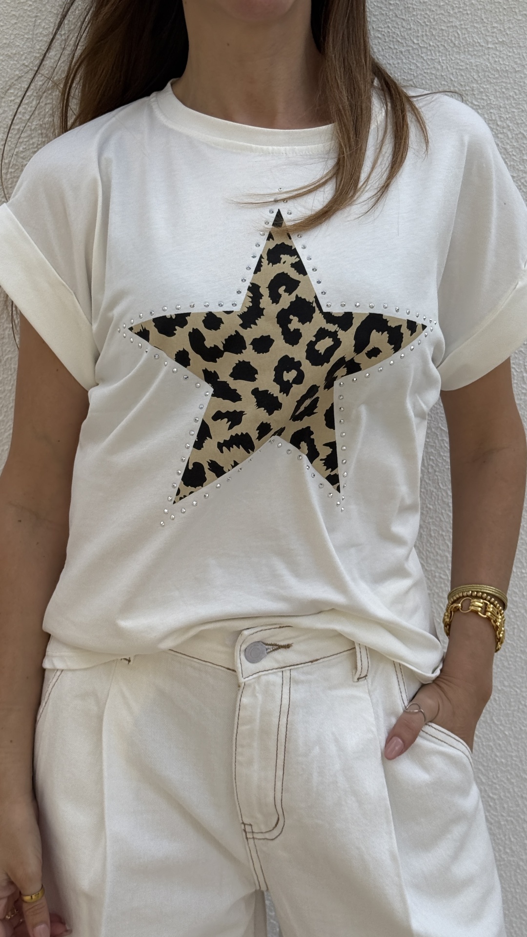 T-shirt branca com estrela estampada e tachas prateadas
