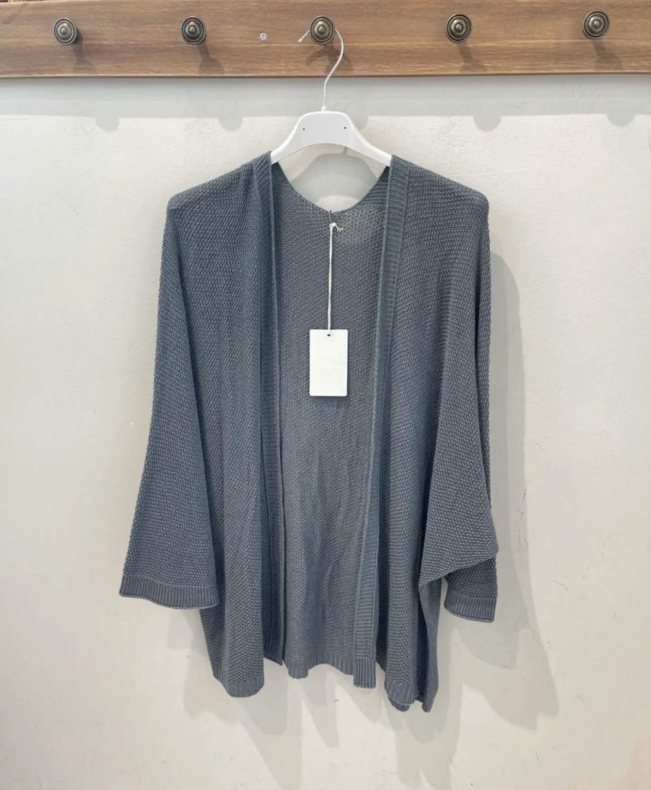 Casaco cinzento de malha pendurado num cabide