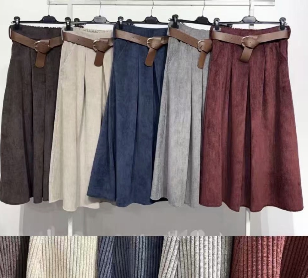 Cinco saias caneladas coloridas penduradas com cintos castanhos