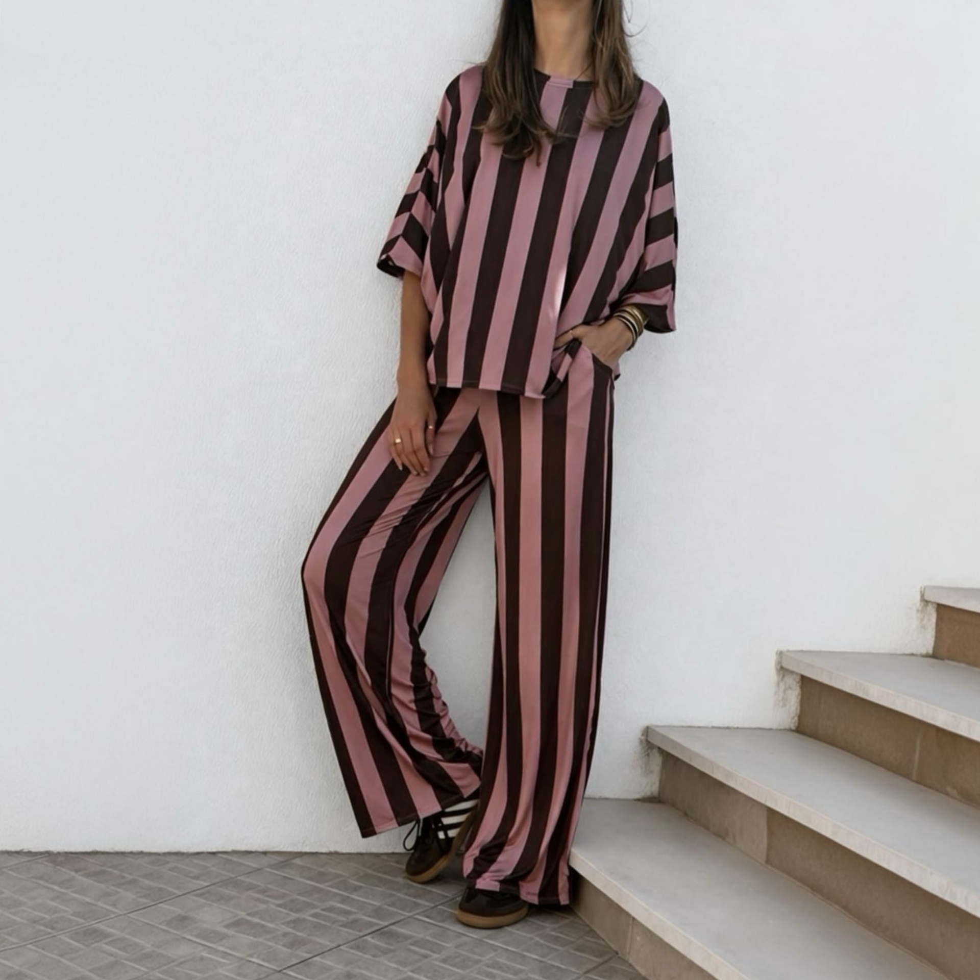 Conjunto feminino de riscas verticais em rosa e castanho