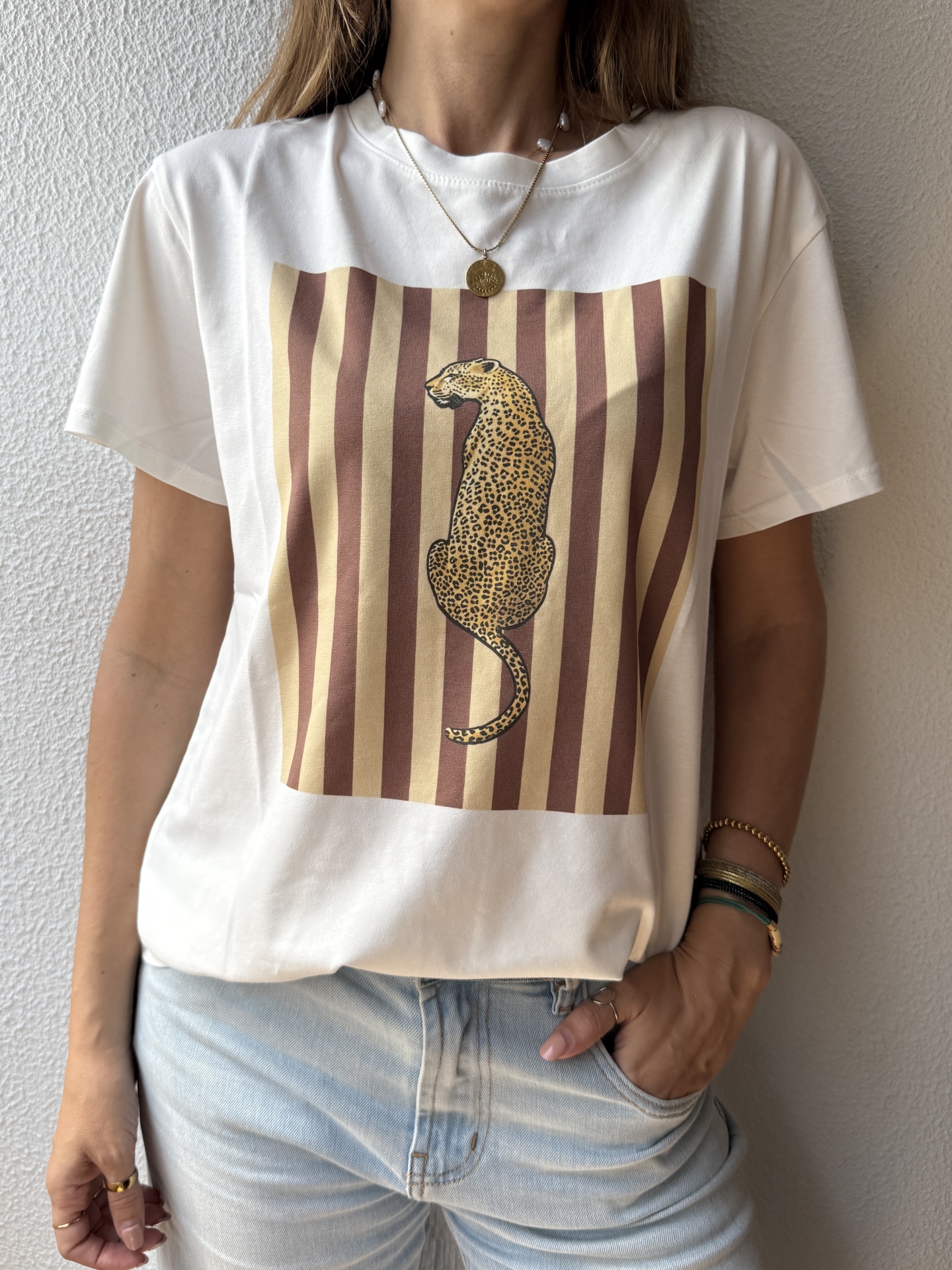 T-shirt branca com estampa pantera e listras verticais bege e castanho