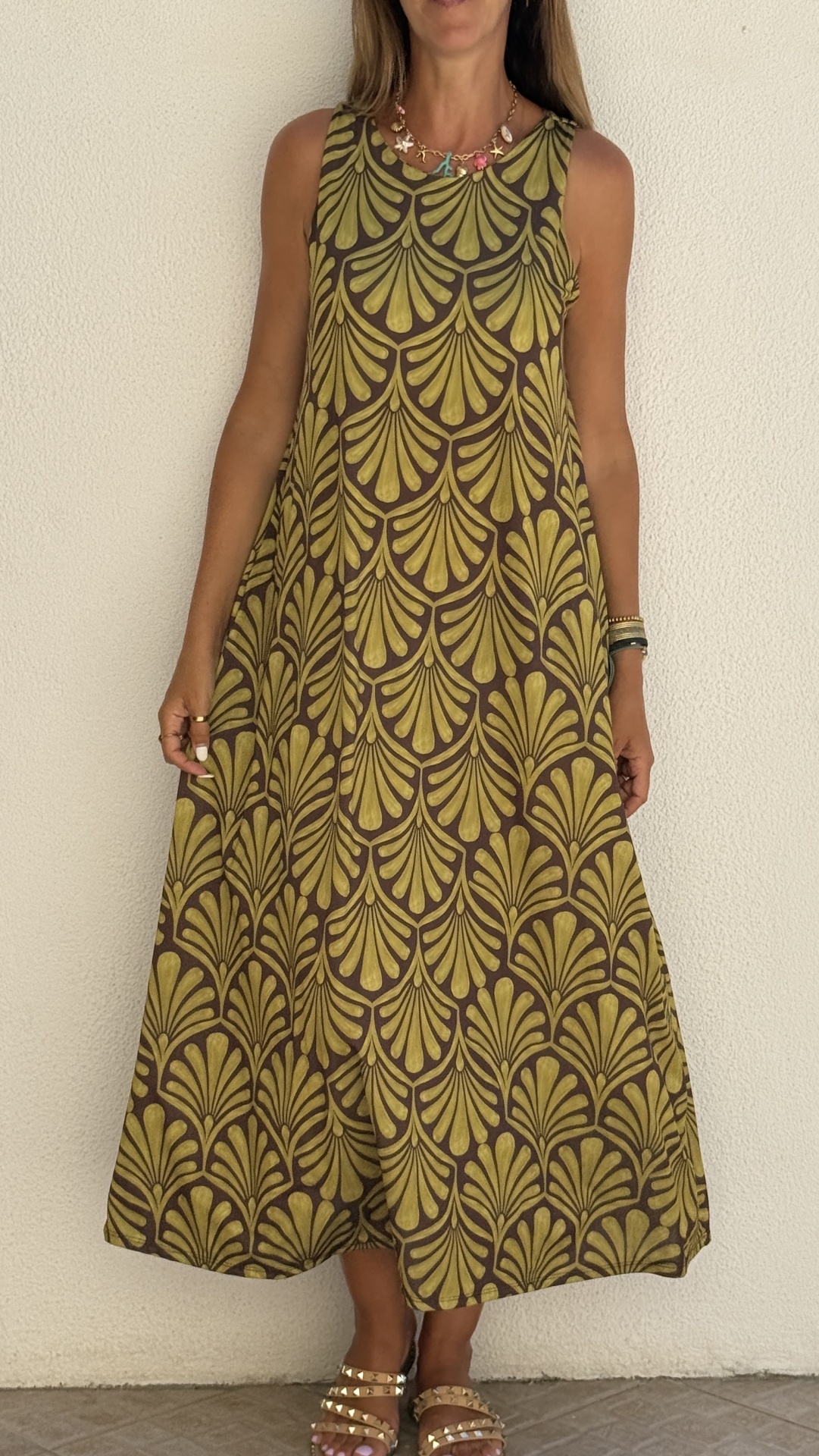 Vestido midi castanho com padrão amarelo e sandálias creme
