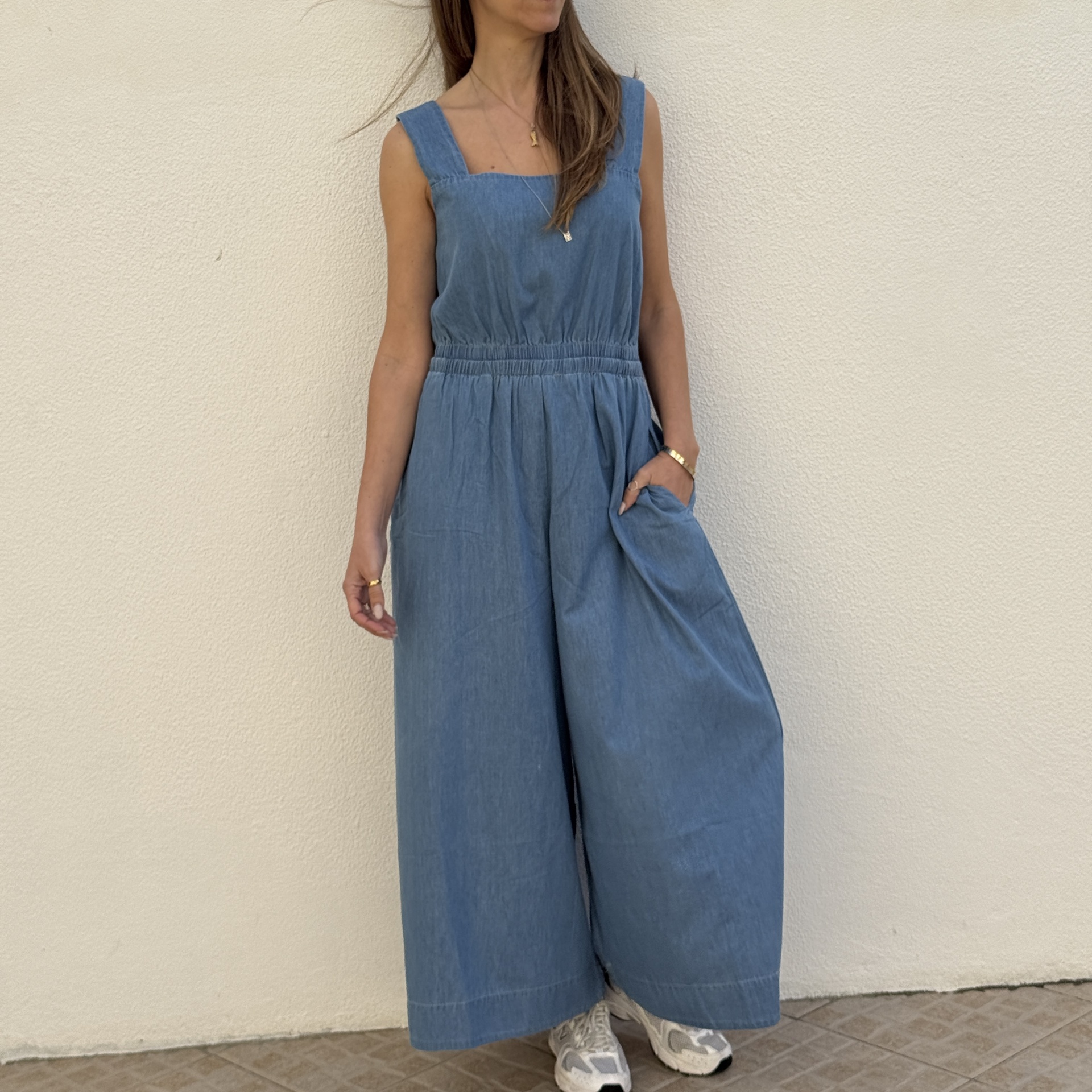 Macacão azul claro em tecido jeans leve com alças largas e pernas largas