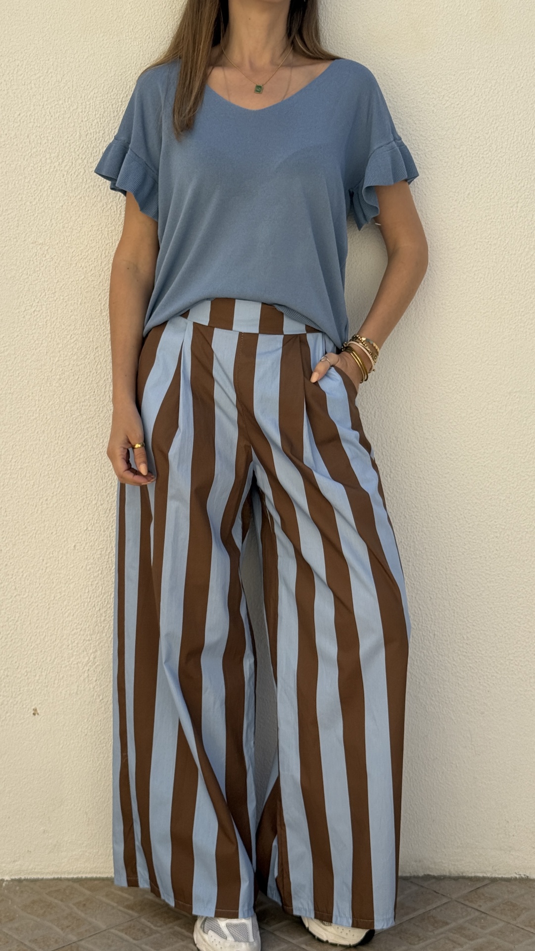 Conjunto feminino t-shirt azul clara e calças largas às riscas azul claro e castanho