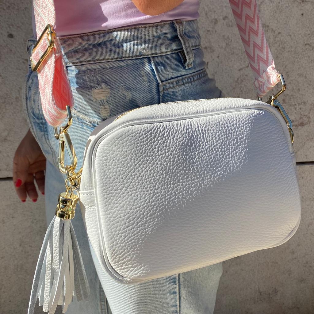 Mala branca pequena de material texturizado com alça larga rosa e branca