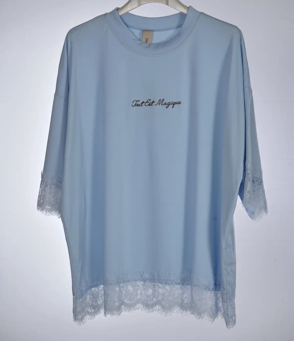 T-shirt azul clara com renda e texto bordado Tout Est Magique