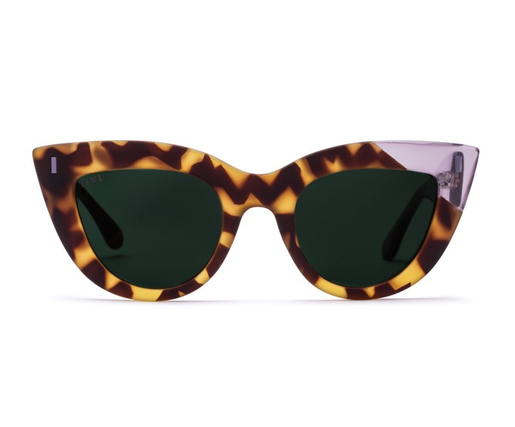 Óculos de sol cat eye com padrão tartaruga e lente verde.