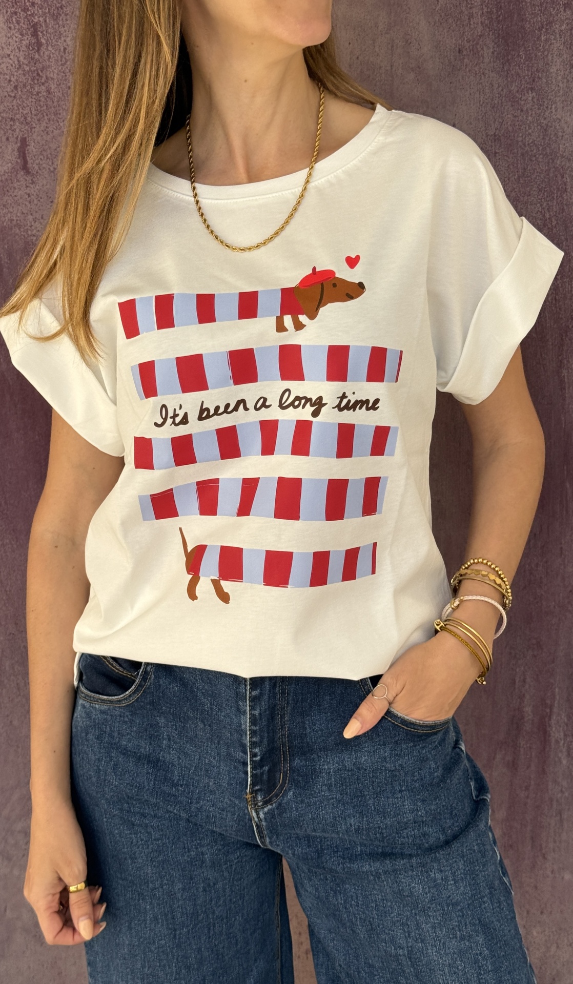 T-shirt branca com cão ilustrado e texto Its been a long time