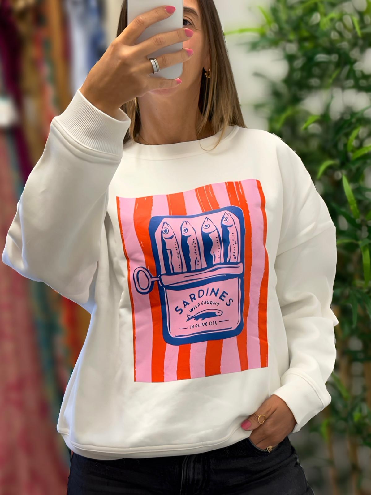Sweatshirt branca com estampa de lata de sardinhas rosa e azul