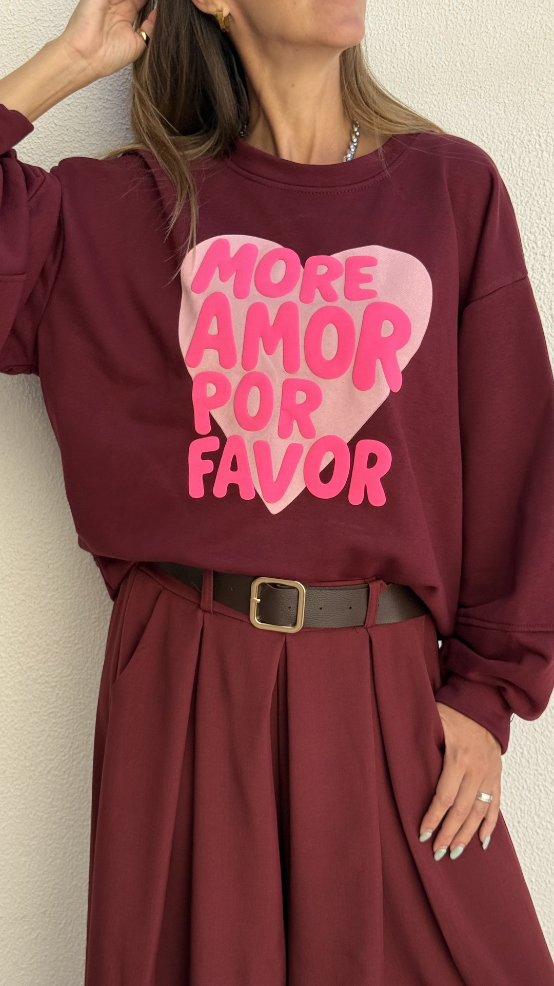 Camisola bordeaux com coração rosa e texto em rosa, saia bordeaux e cinto castanho