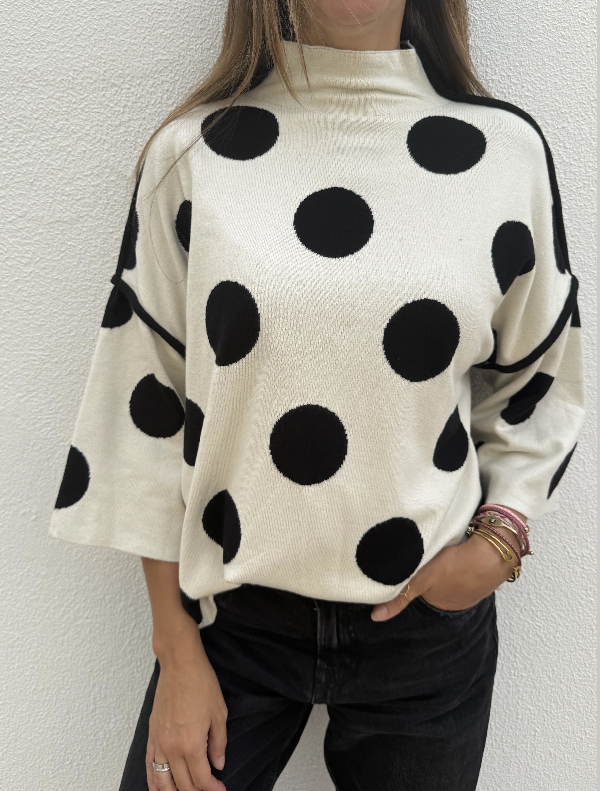 Camisola branca com bolinhas pretas e mangas largas