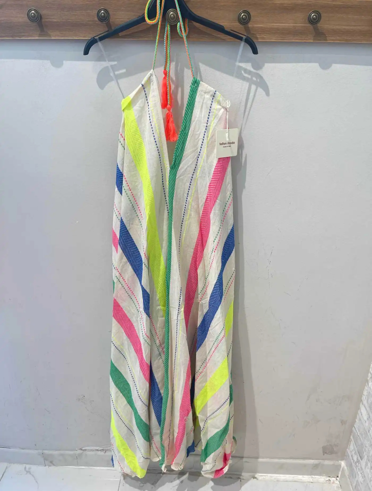 Macacão colorido com riscas diagonais pendurado