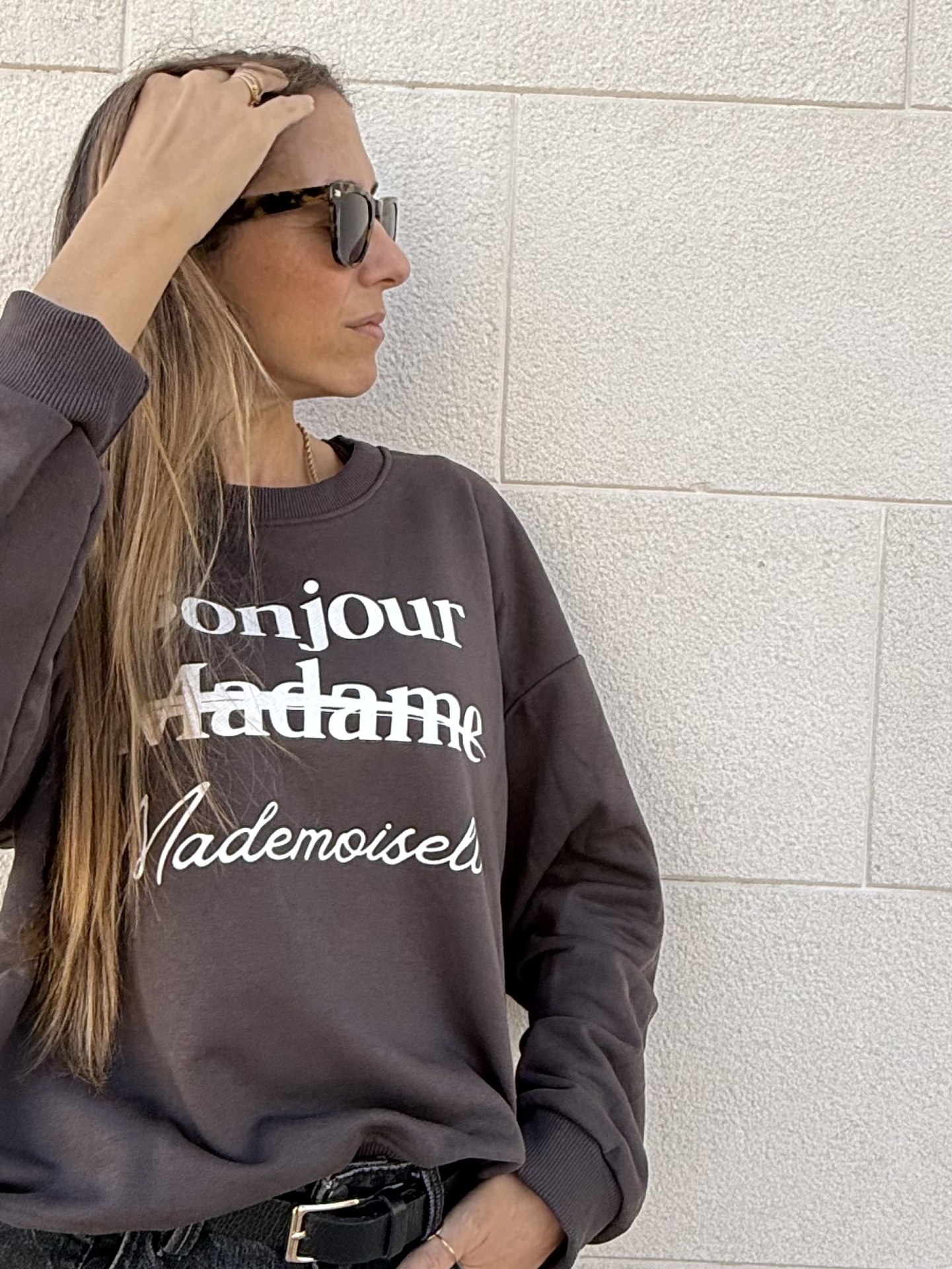 Camisola castanha com texto branco Bonjour Madame Mademoiselle