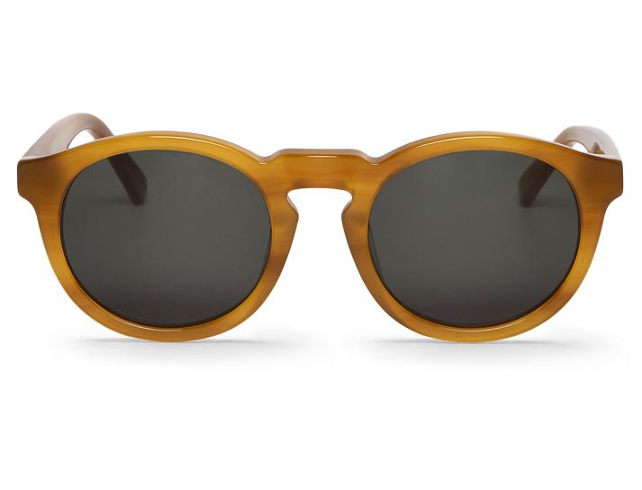 Óculos de sol com armação castanha amarelada e lentes escuras