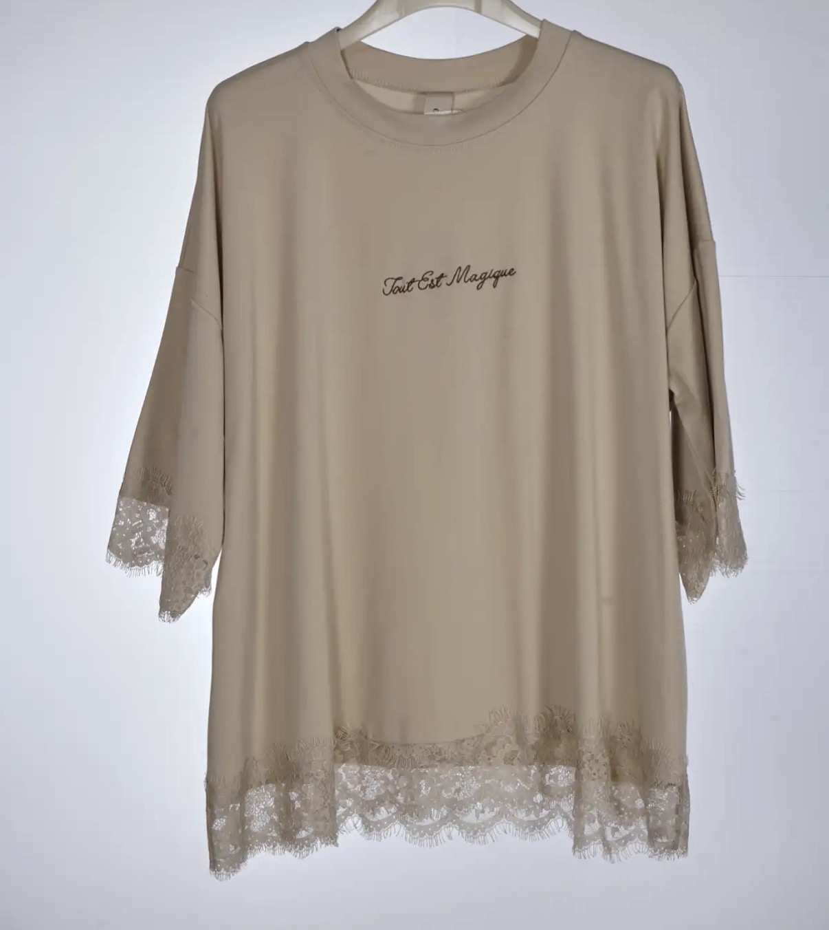 Camisola bege com renda e frase bordada