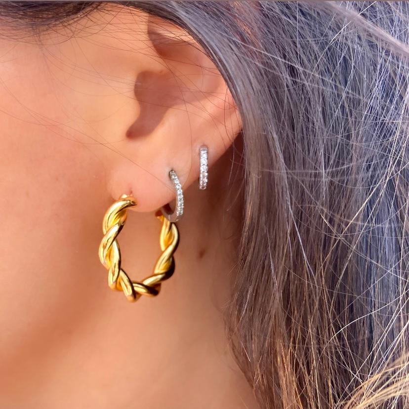 Brincos em orelha: grande argola dourada torcido e dois pequenos argolas prateados brilhantes