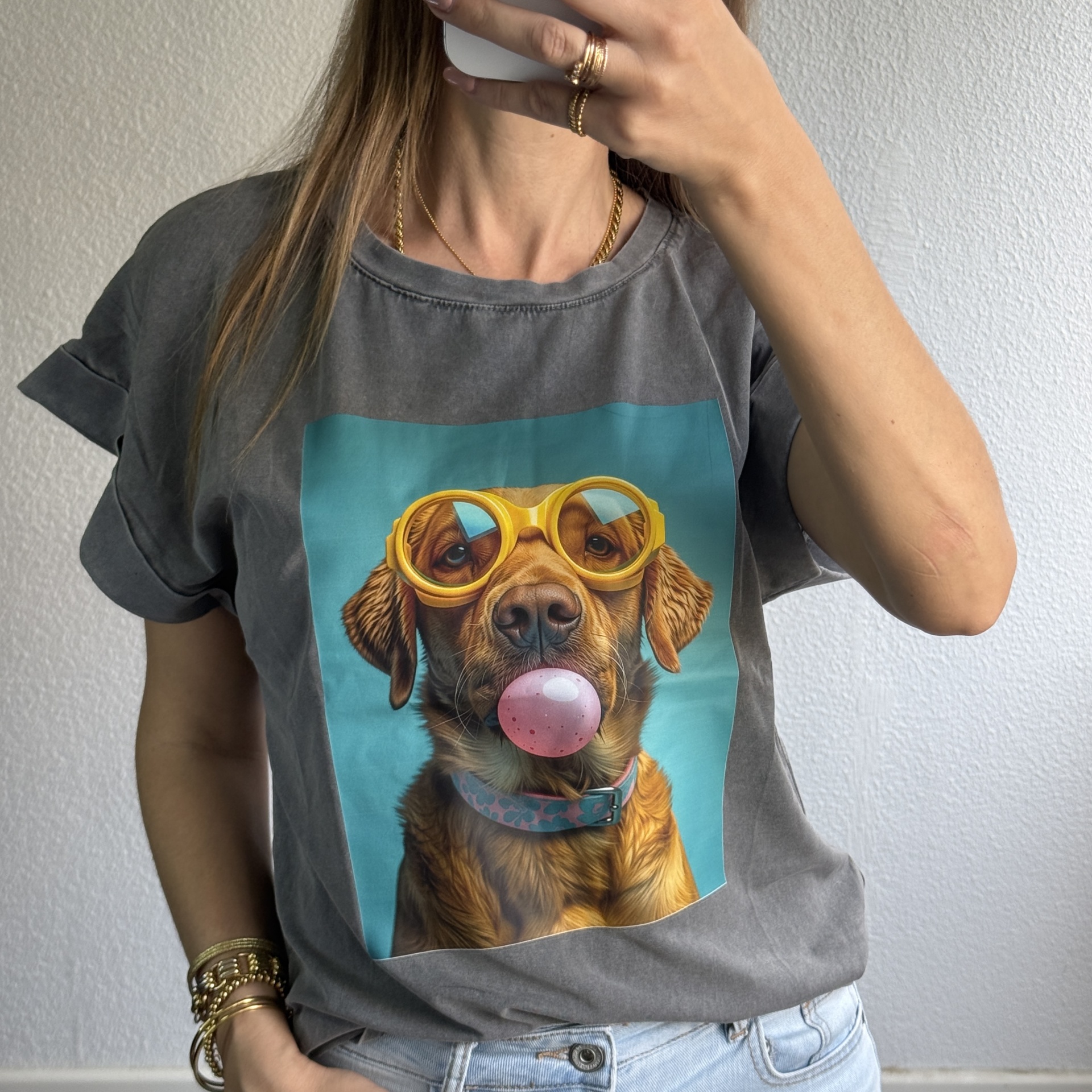 T-shirt cinzenta com estampa de cão com óculos amarelos e pastilha elástica