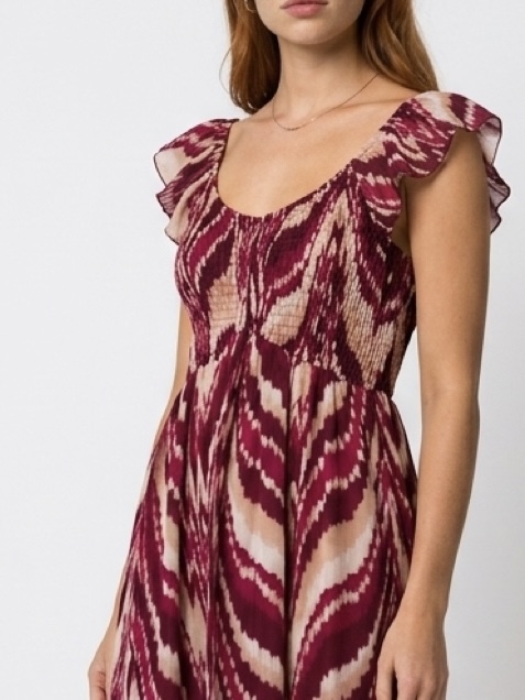 vestido sem mangas vermelho com padrão abstrato e folhos nas mangas